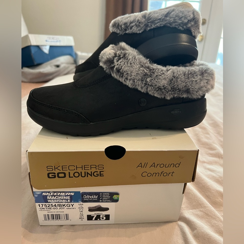 Skechers Go Lounge On-The-Go Joy Slip Ons - Size 7.5